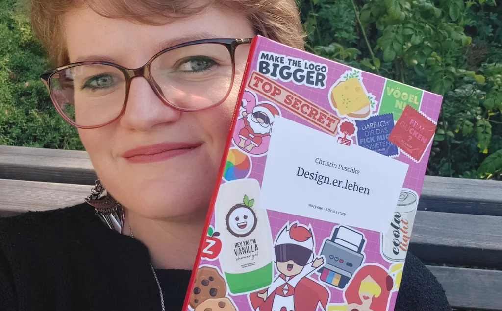 Portrait der Autorin Christin Peschke mit ihrem Buch Design.er.leben